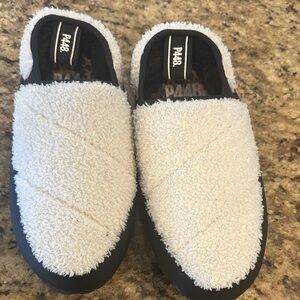 P448 Slippers New